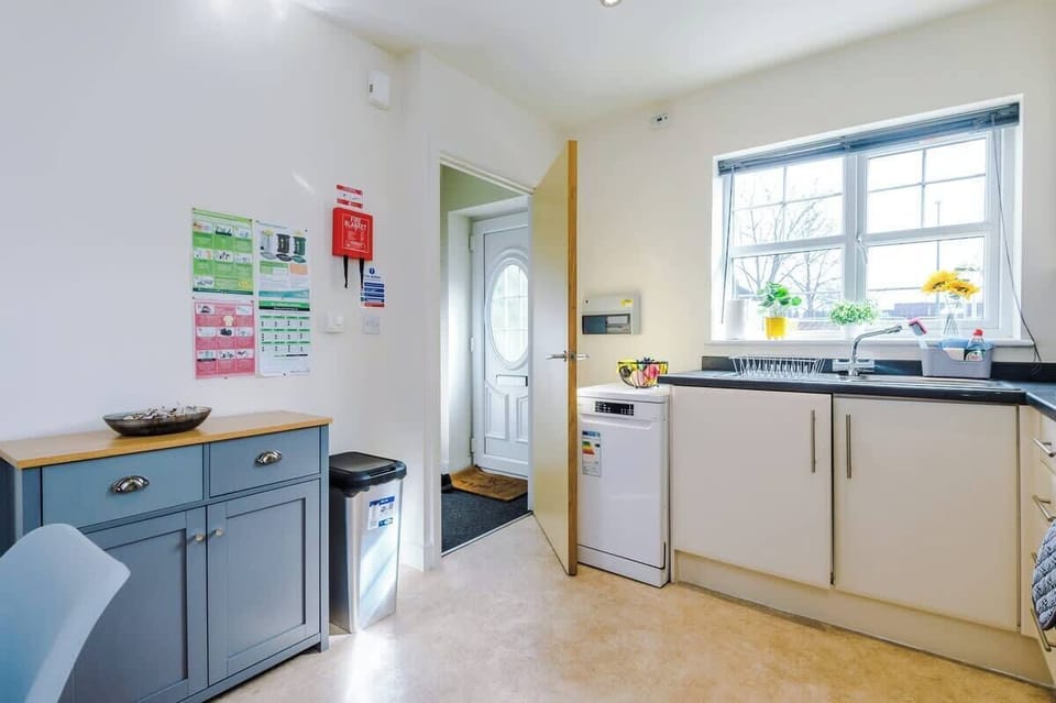 Open plan kitchen benefiting from a hob, oven, microwave, washer/dryer and all the kitchen facilities you need.