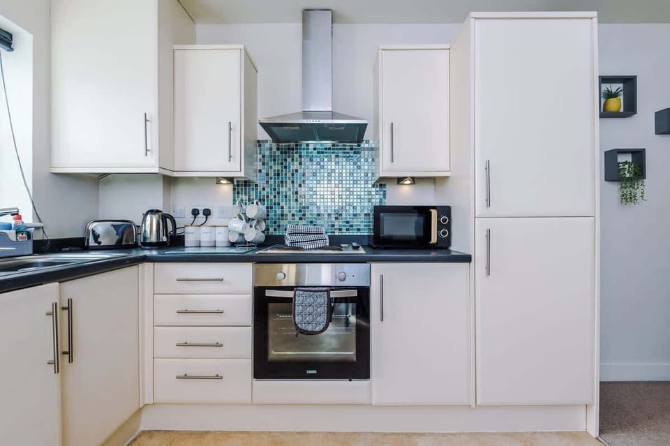 Open plan kitchen benefiting from a hob, oven, microwave, washer/dryer and all the kitchen facilities you need.