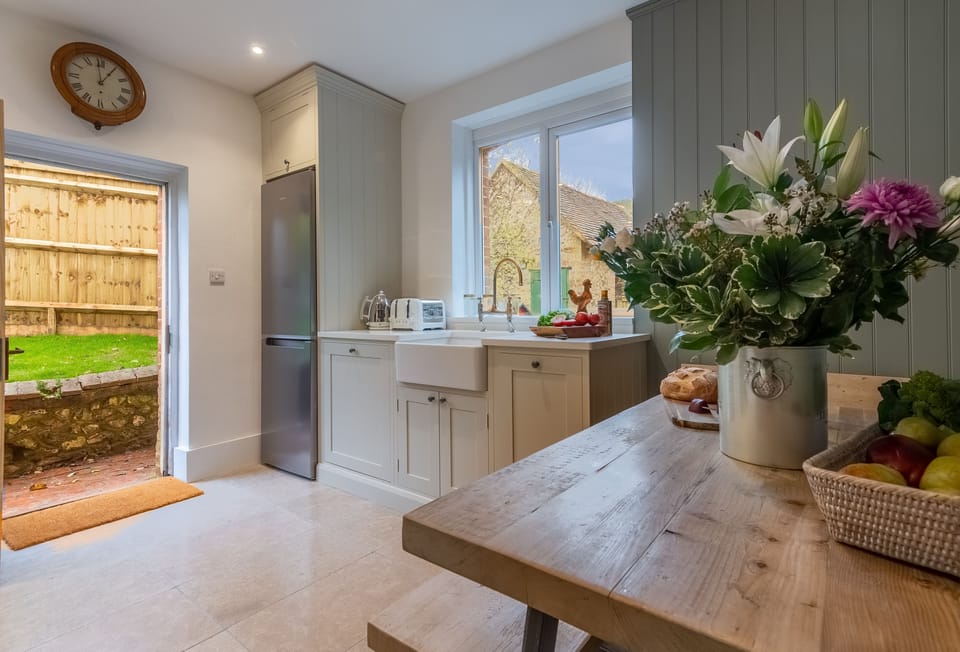 1 Church Cottages: Ground floor with breakfast table and bench seats
