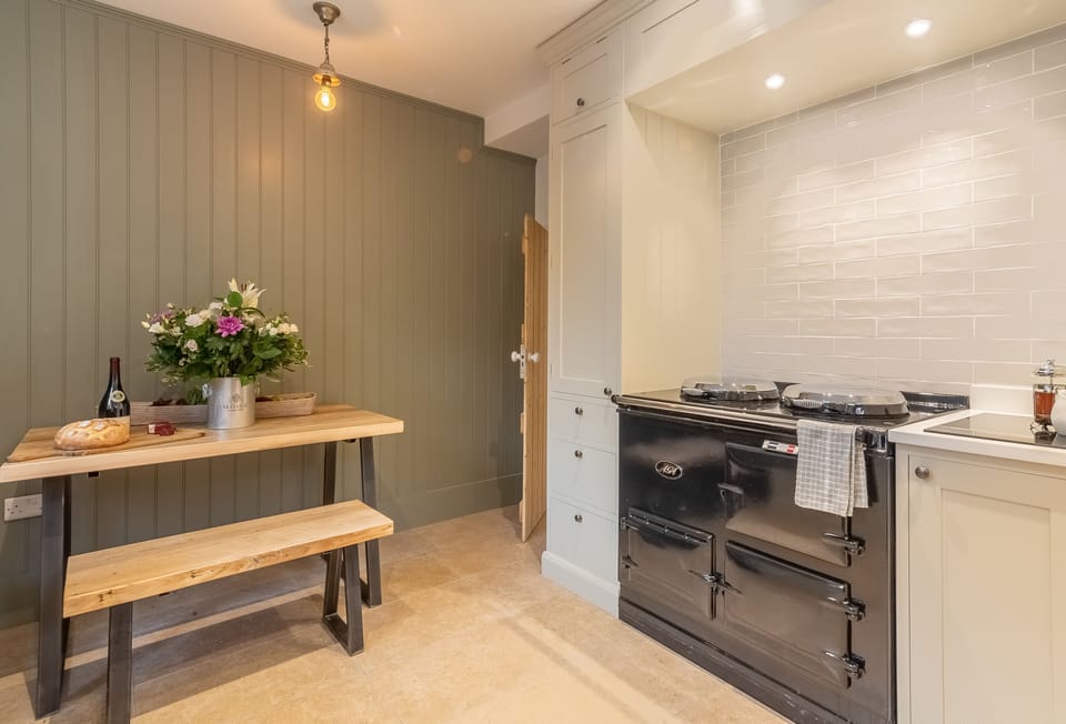 1 Church Cottages: Ground floor kitchen with electric Aga