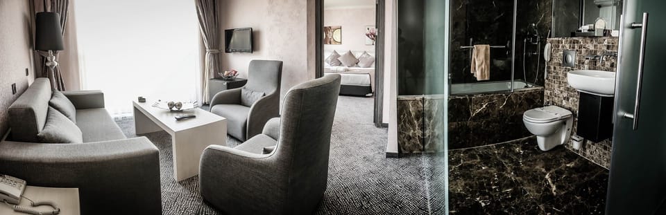 Executive Suite | Premium bedding, minibar, in-room safe, iron/ironing board