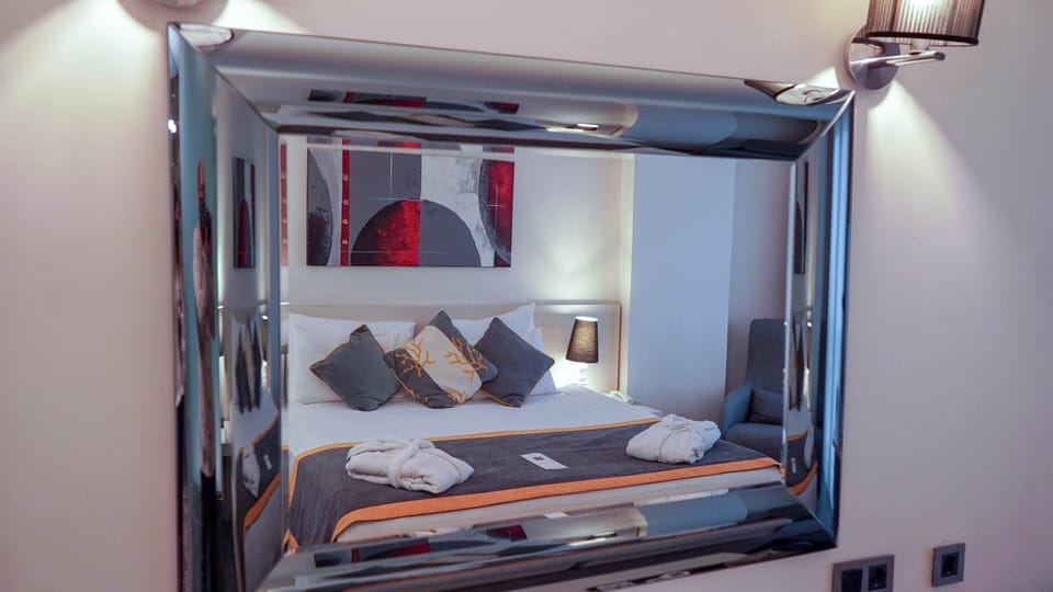 Executive Suite | Premium bedding, minibar, in-room safe, iron/ironing board