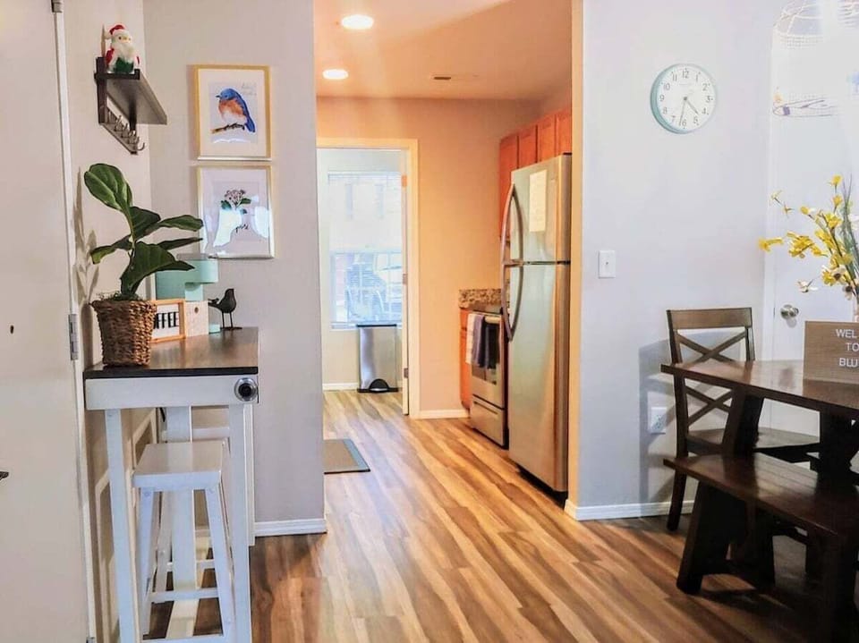 Walk-in unit dining/kitchen