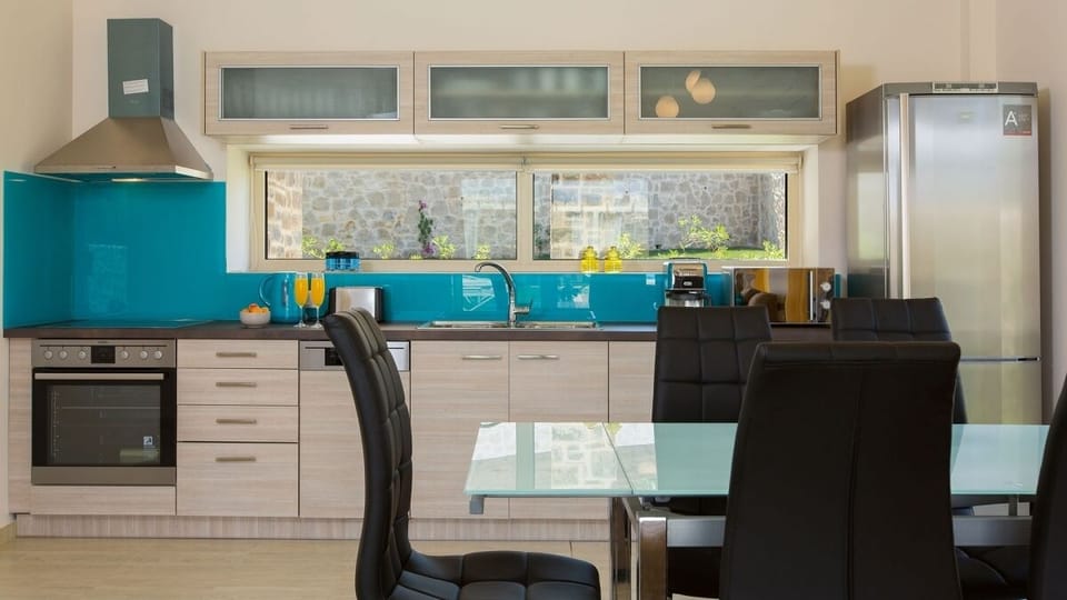 Comfort Villa | Private kitchen | Full-size fridge, microwave, oven, stovetop