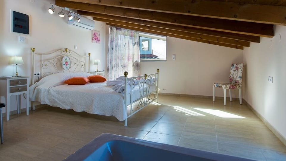 Comfort Villa | 4 bedrooms, premium bedding, blackout drapes, iron/ironing board