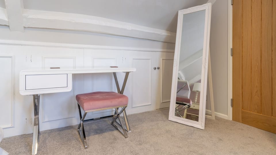 Master bedroom, Little Elms, Bolthole Retreats