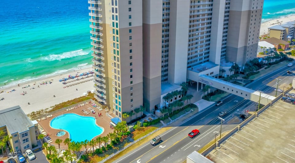 Oceanfront Tidewater Beach Resort, East pool