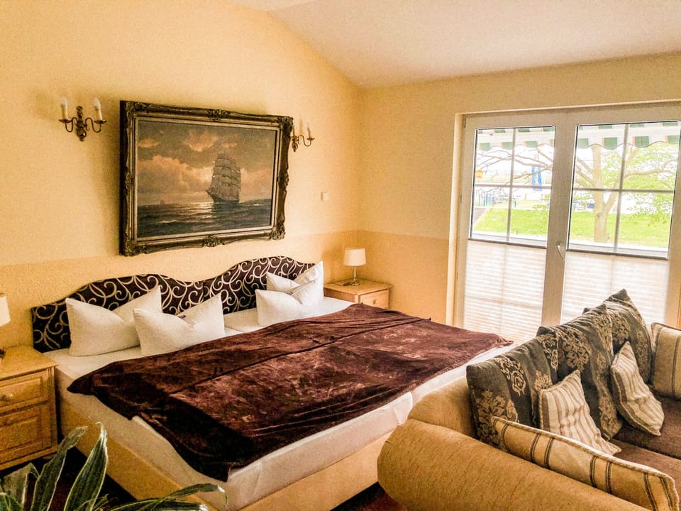 In-room safe, free WiFi, bed sheets