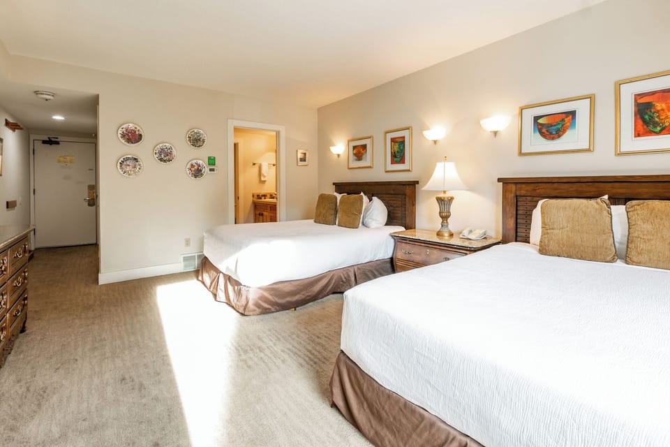 Bedroom 2 - 2 Queen Beds