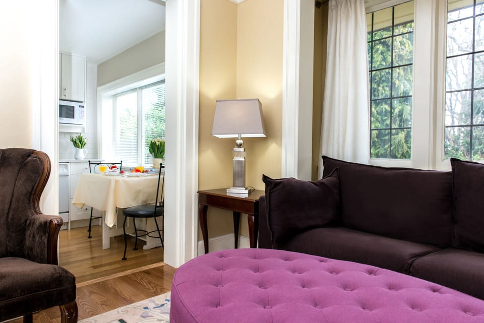 Deluxe Suite, 1 Queen Bed with Sofa bed, Kitchen (Master Suite) | Living area
