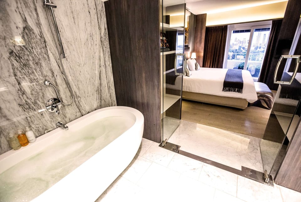 Shower, rainfall showerhead, free toiletries, hair dryer