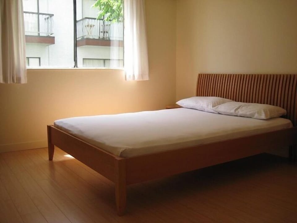 WiFi (free), bed sheets