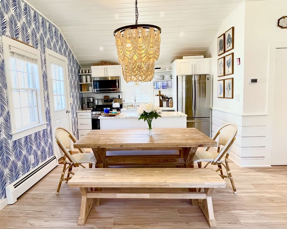 Easy to host and entertain in this kitchen/dining area 