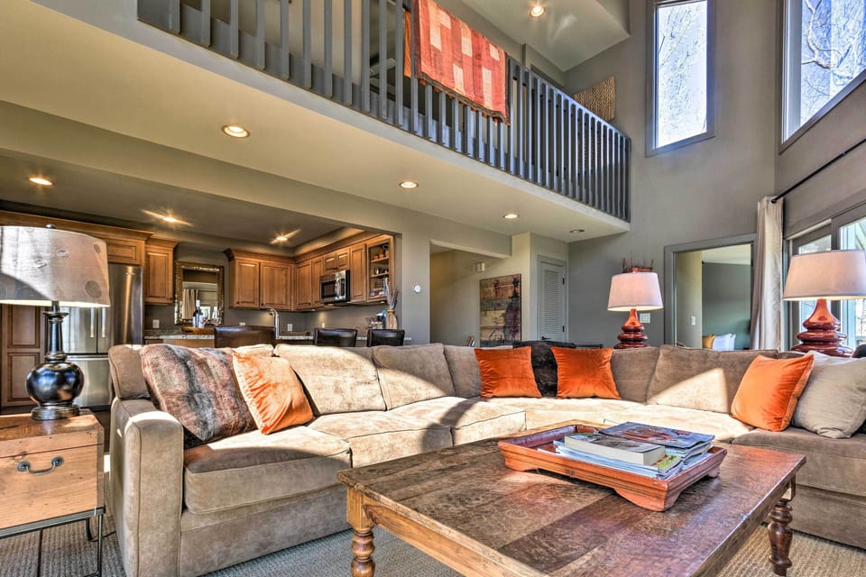 Living Room | Central A/C & Heating | Free WiFi