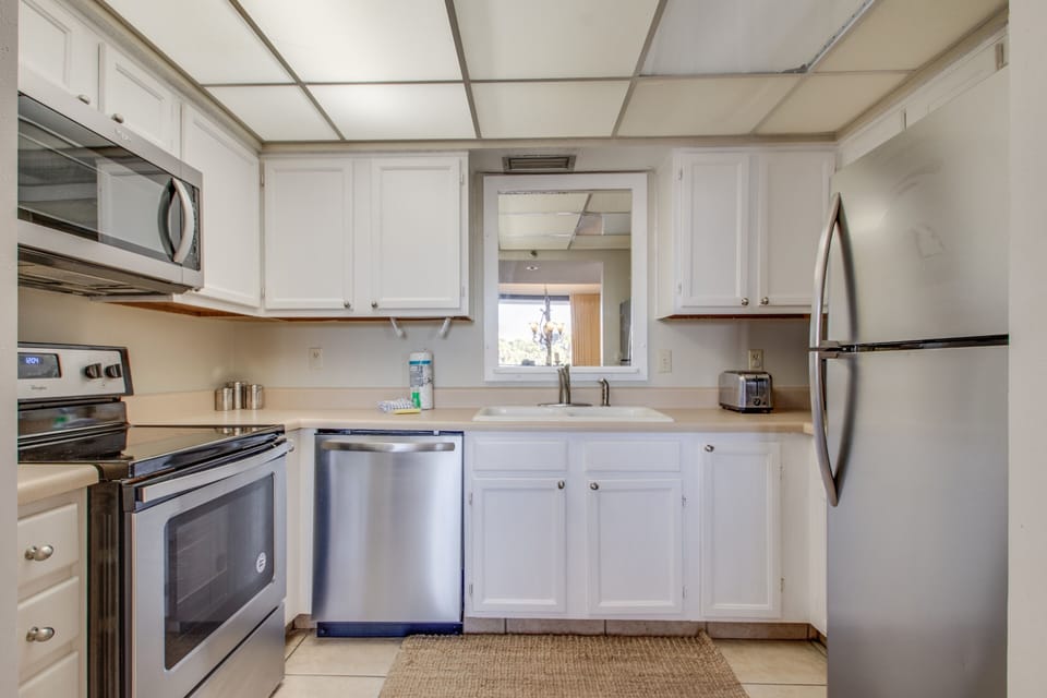 Condo, 2 Bedrooms | Private kitchen | Fridge, oven, coffee/tea maker, toaster
