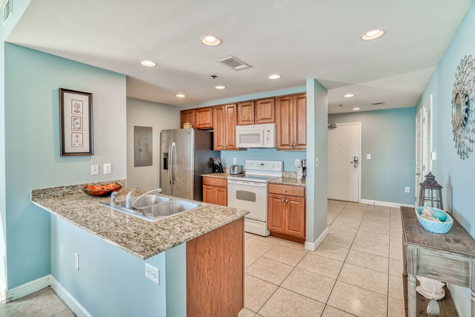 Fully equipped kitchen, has all you need for cooking and dining