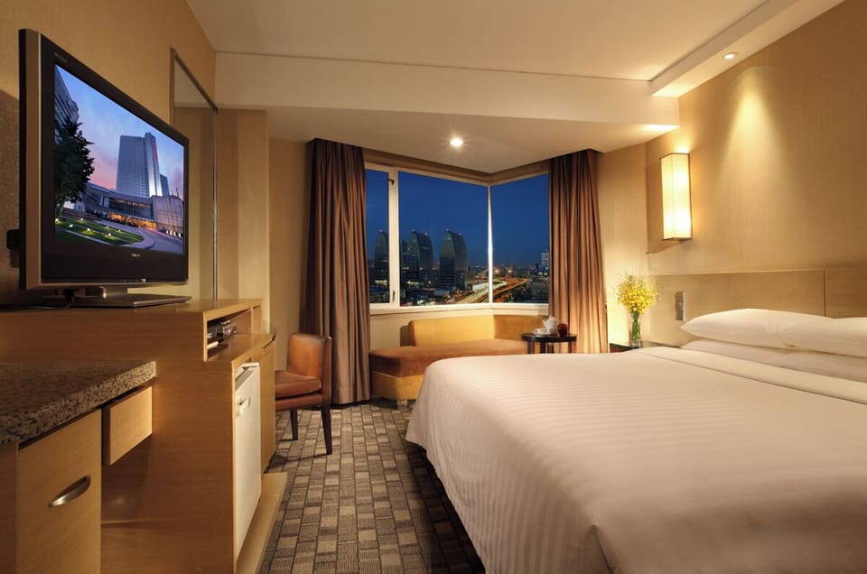 Superior Double Room | Minibar, in-room safe, desk, blackout drapes