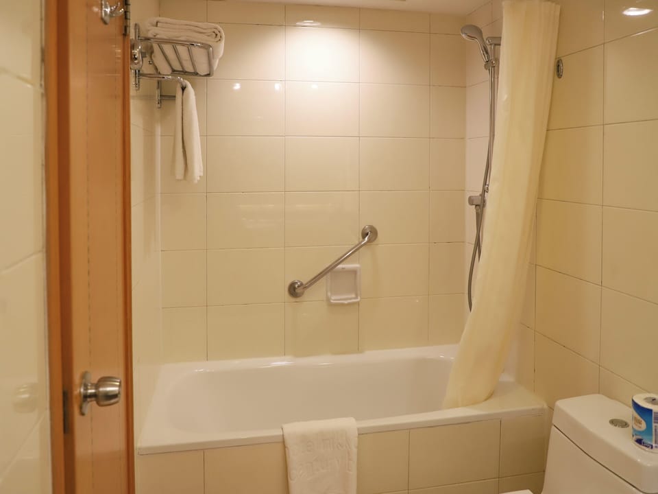 Standard Twin Room | Bathroom | Combined shower/tub, eco-friendly toiletries, hair dryer, bathrobes