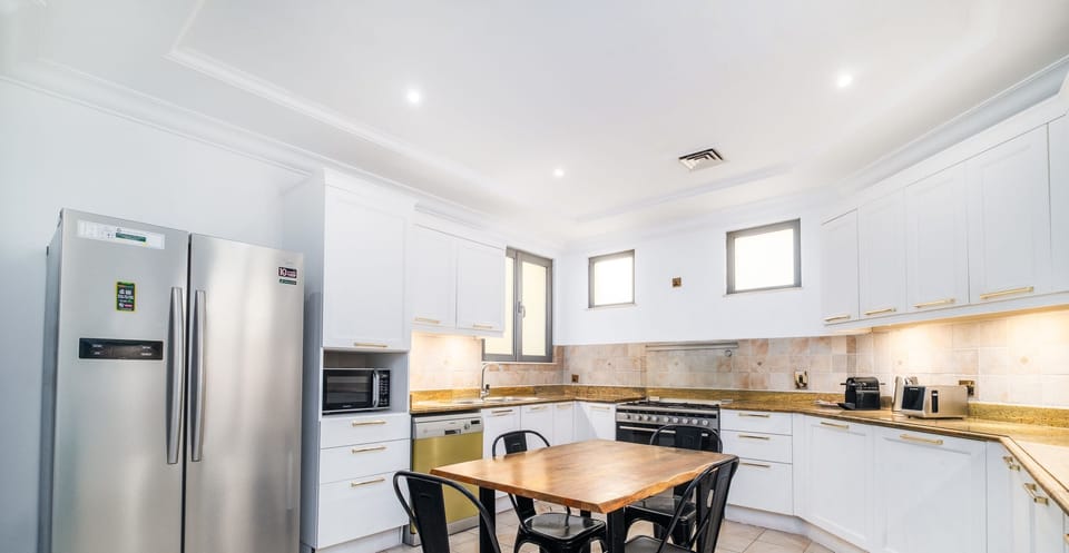 Deluxe Villa | Private kitchen | Fridge, microwave, oven, stovetop