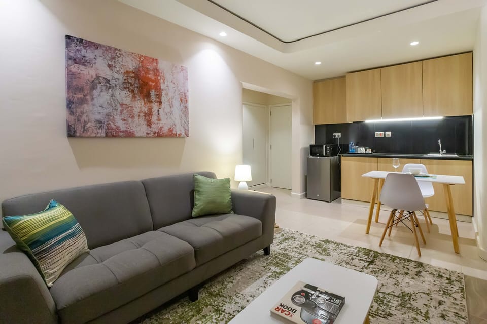 Deluxe Studio Suite | Laptop workspace, soundproofing, free WiFi, bed sheets