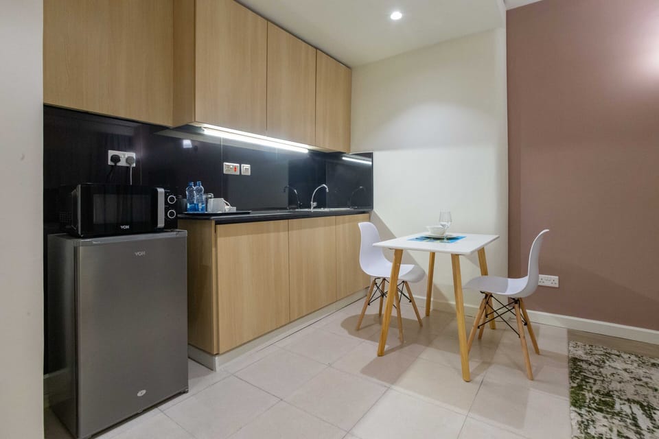 Deluxe Studio Suite | Laptop workspace, soundproofing, free WiFi, bed sheets