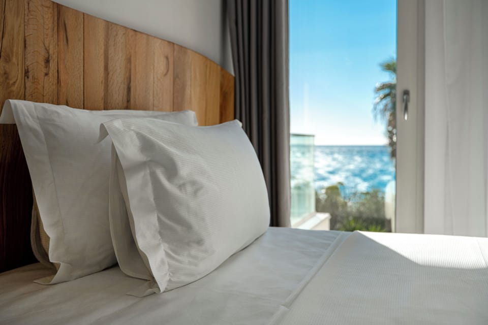 Standard Double Room, Garden View | Minibar, individually decorated, individually furnished, desk