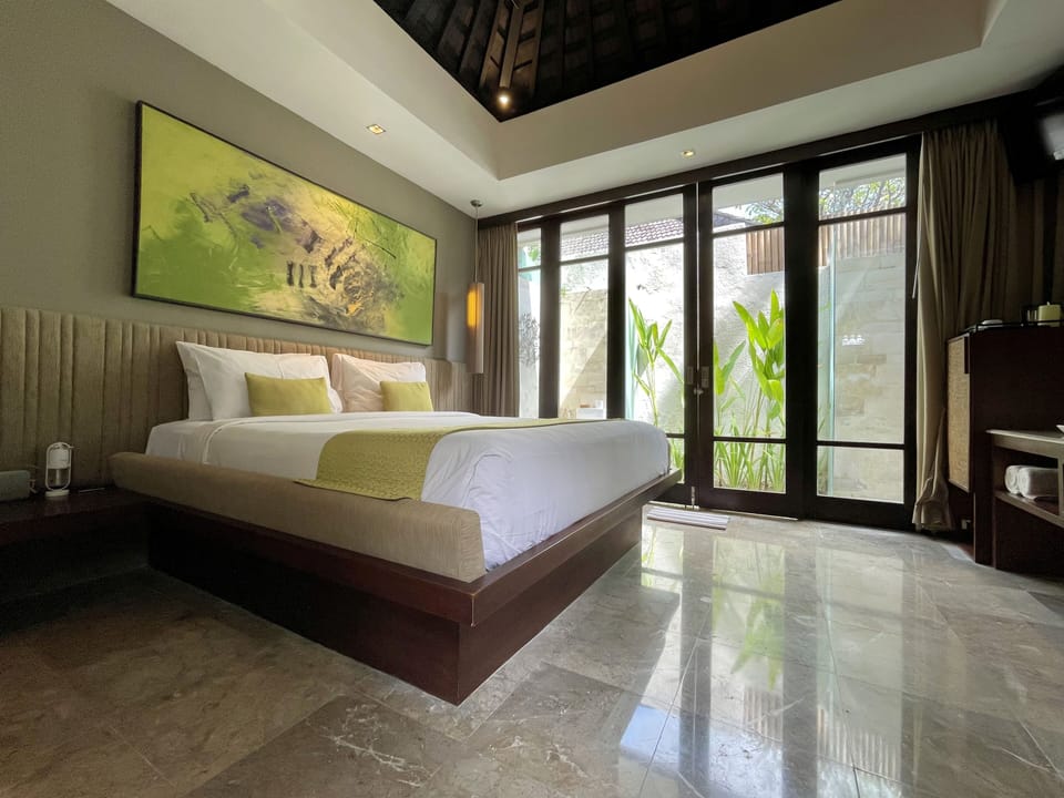 Premium bedding, free minibar, in-room safe, desk