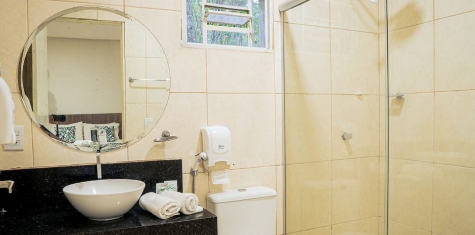 Triple Room | Bathroom | Shower, free toiletries, towels