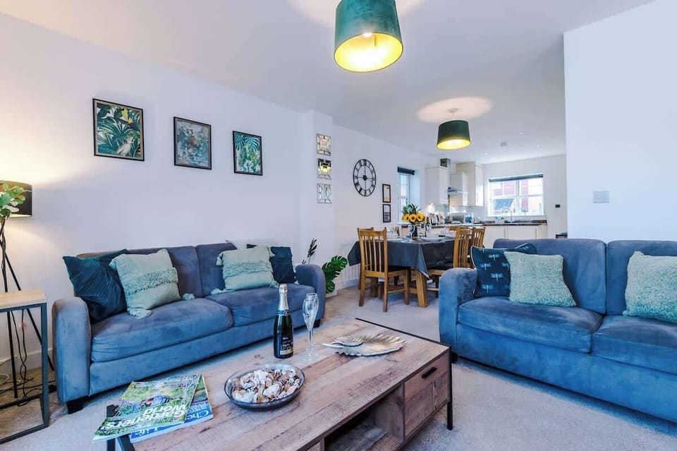 Open plan Living Room benefitting from a sofa bed and Smart TV with Netflix.