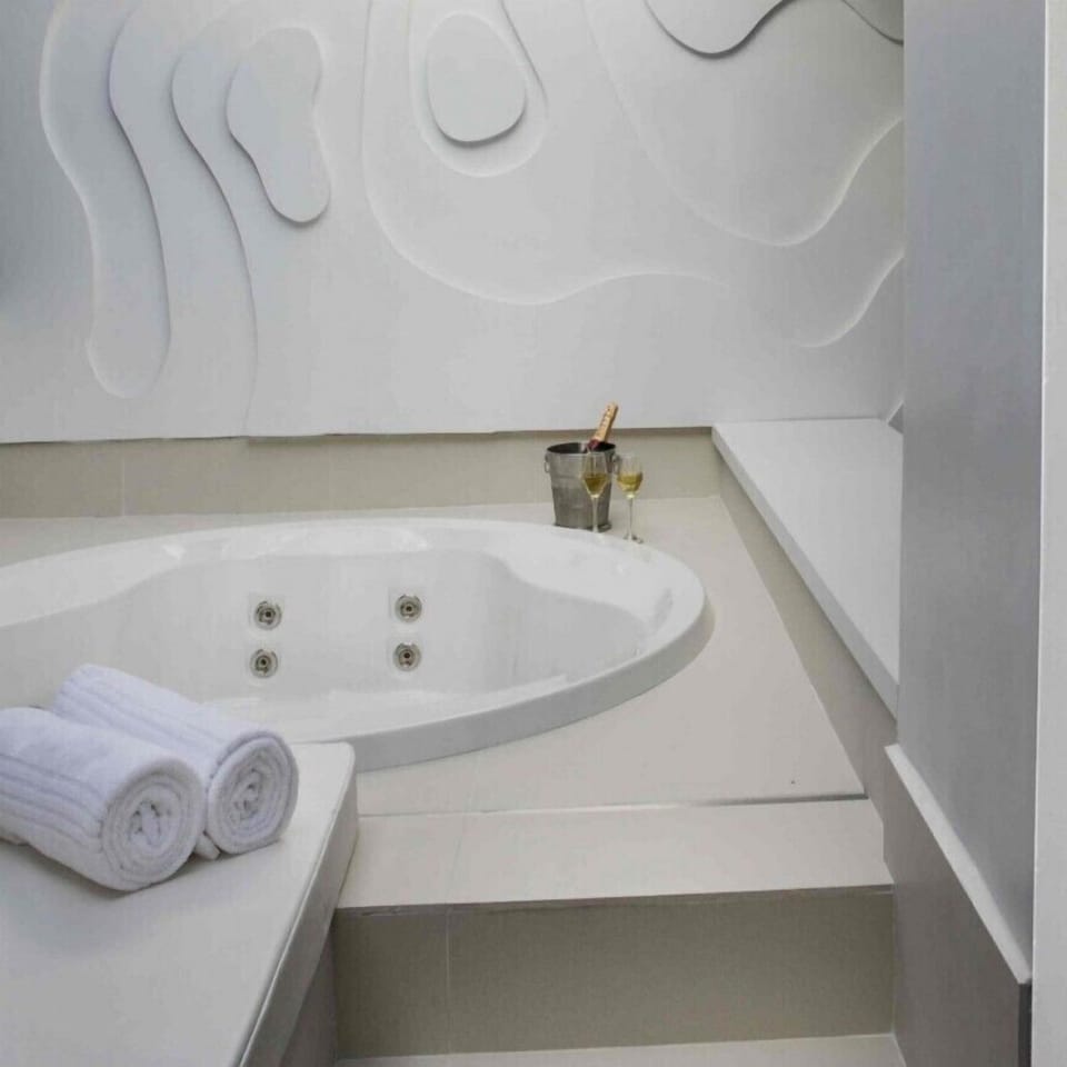 Room | Jetted tub