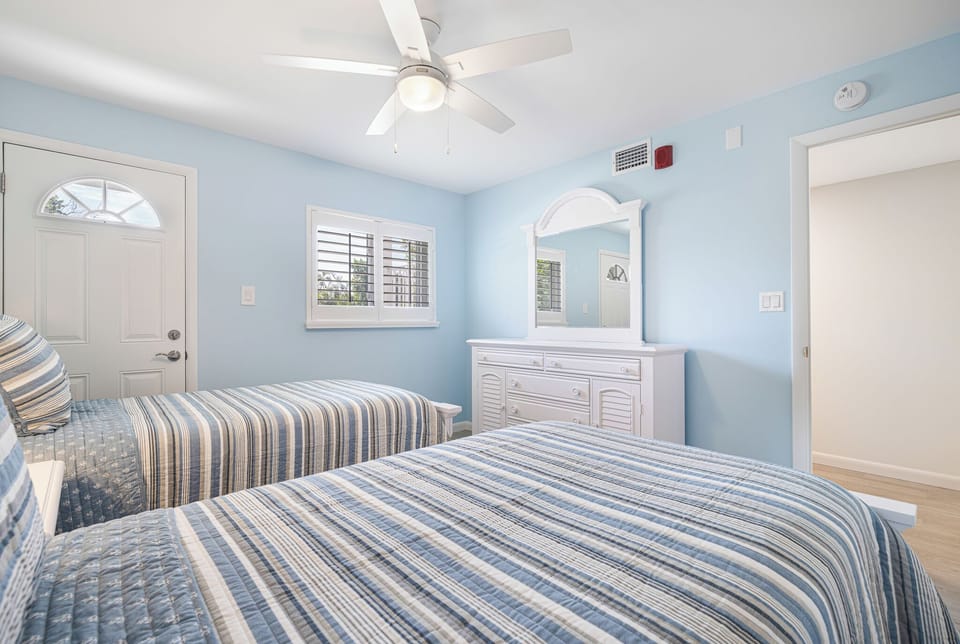 GUEST BEDROOM WITH 2 TWINS