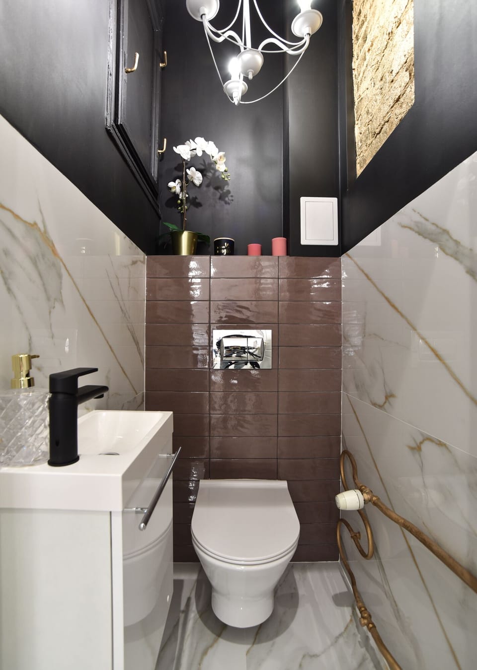 Apartment | Bathroom | Shower, hair dryer, soap, shampoo