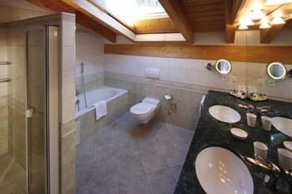 Suite | Bathroom | Free toiletries, hair dryer, bathrobes, slippers