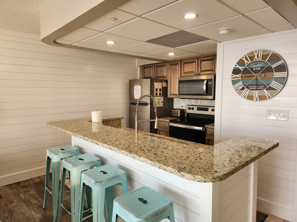 Island Seating for 4 Guests