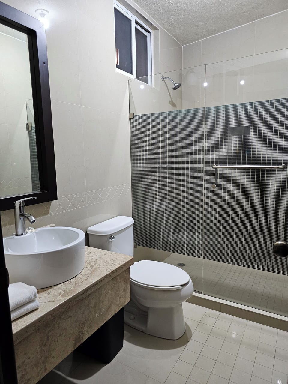 HABITACION INDIVIDUAL, 1 CAMA DE MATRIMONIO | Bathroom | Shower, free toiletries, towels, soap