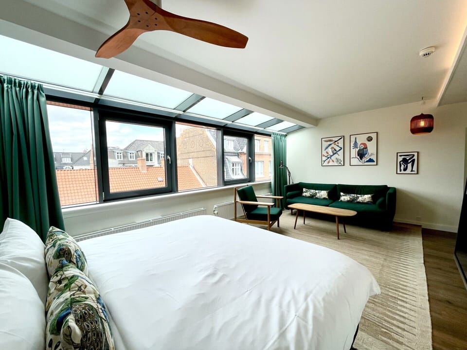 Superior Room, 1 King Bed | 1 bedroom, free WiFi, bed sheets