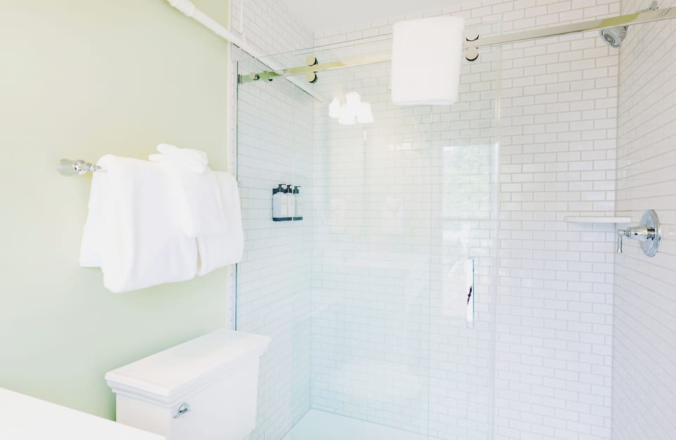 Standard Room, 1 King Bed | Bathroom | Free toiletries, towels