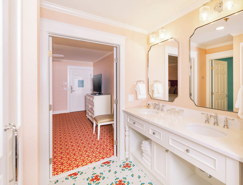 Deluxe Studio Suite, 1 King Bed with Sofa bed | Iron/ironing board, WiFi (free), bed sheets