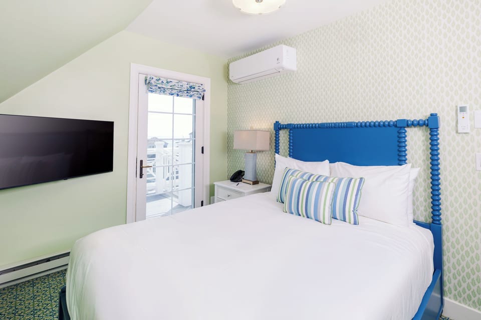 Iron/ironing board, WiFi (free), bed sheets