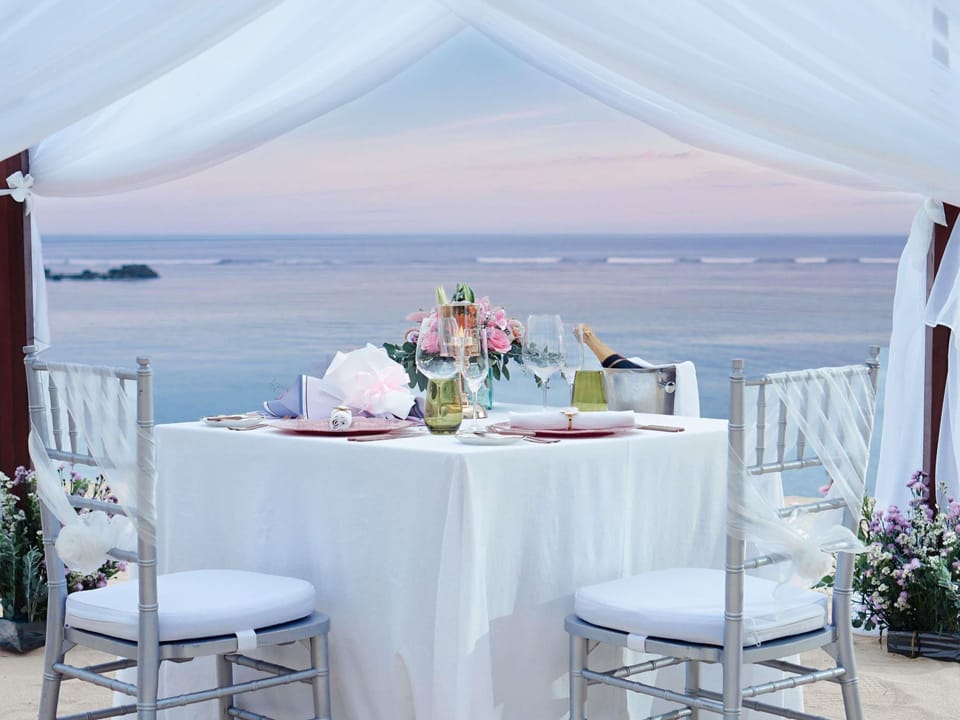 3 restaurants; breakfast, lunch, dinner, and brunch served