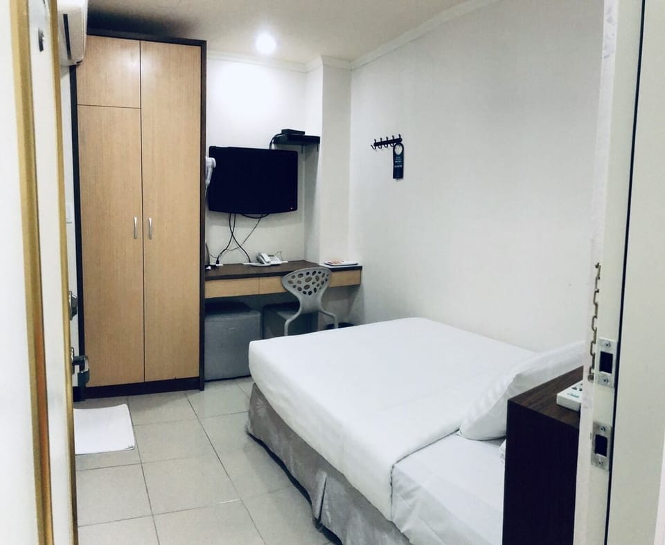 Single Room, No Windows (Room Only) | Premium bedding, desk, free WiFi, bed sheets