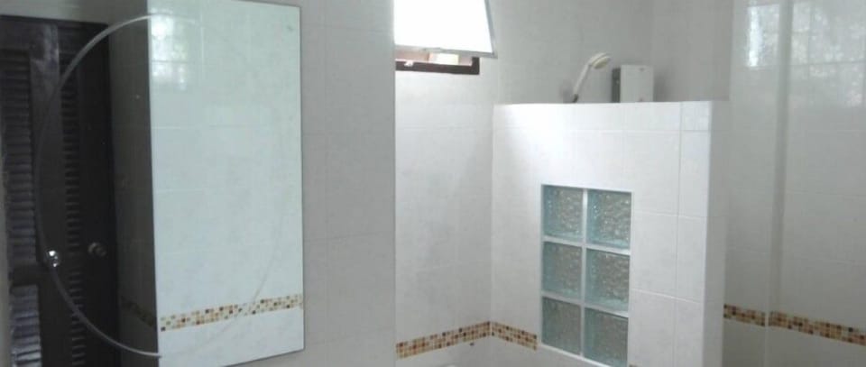 Villa | Bathroom | Shower, free toiletries, hair dryer, towels