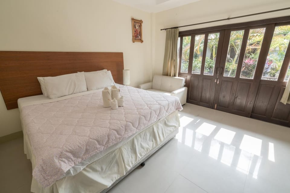 In-room safe, desk, rollaway beds (surcharge), WiFi (free)