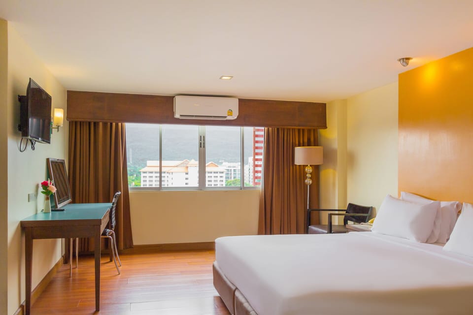 Executive Room | Hypo-allergenic bedding, blackout drapes, free WiFi, bed sheets