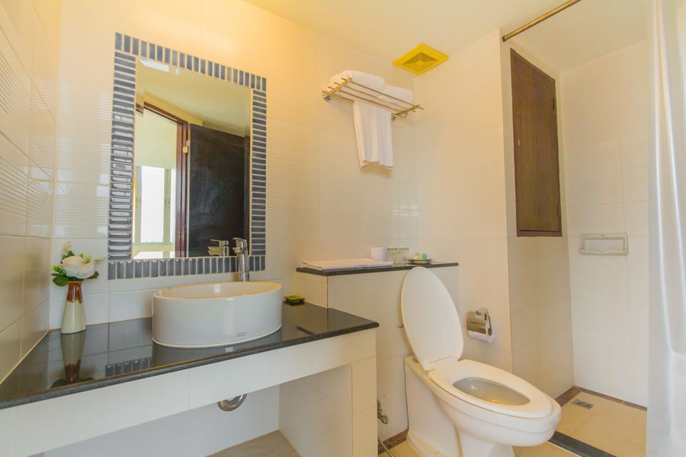 Executive Room | Hypo-allergenic bedding, blackout drapes, free WiFi, bed sheets