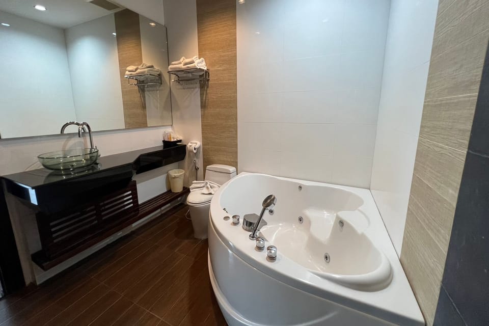 Executive Suite | Bathroom | Free toiletries, hair dryer, slippers, towels