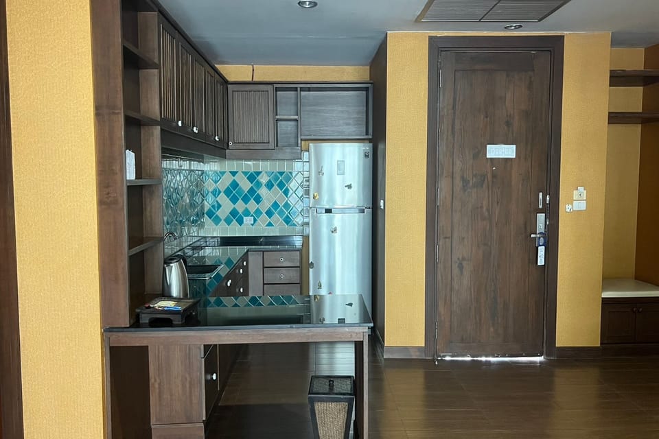 Executive Suite | Living area | 32-inch LCD TV with cable channels