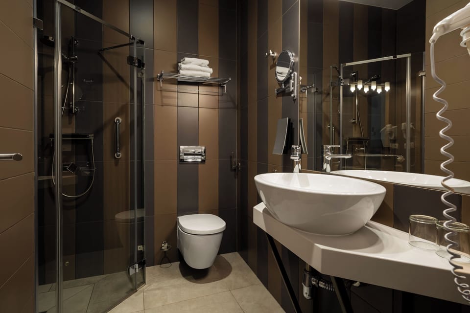 Hydromassage showerhead, hair dryer, heated floors, towels