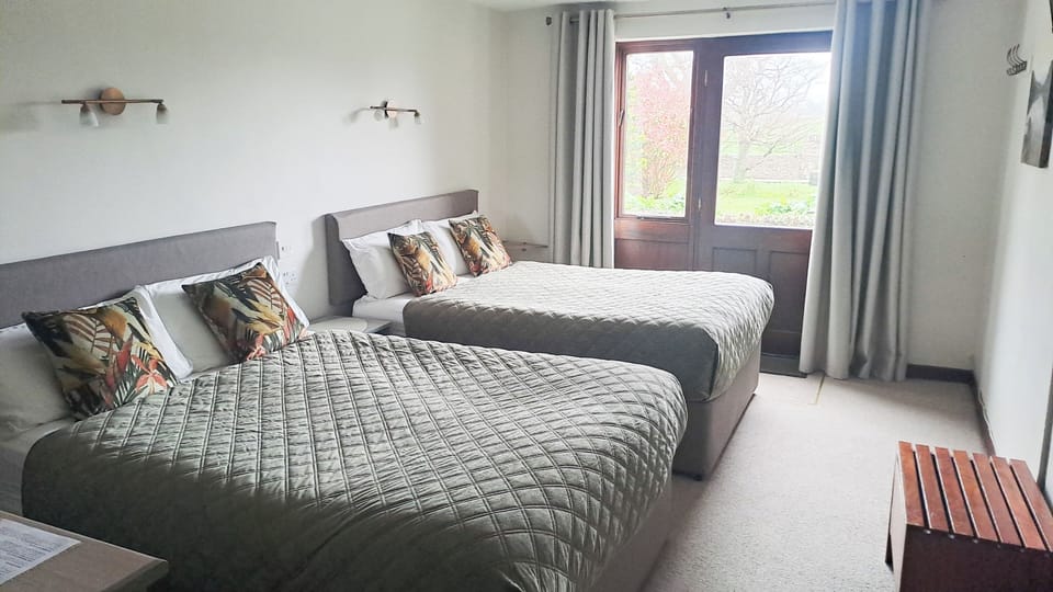 Family Room, Ensuite, Garden View | Desk, WiFi (free), bed sheets