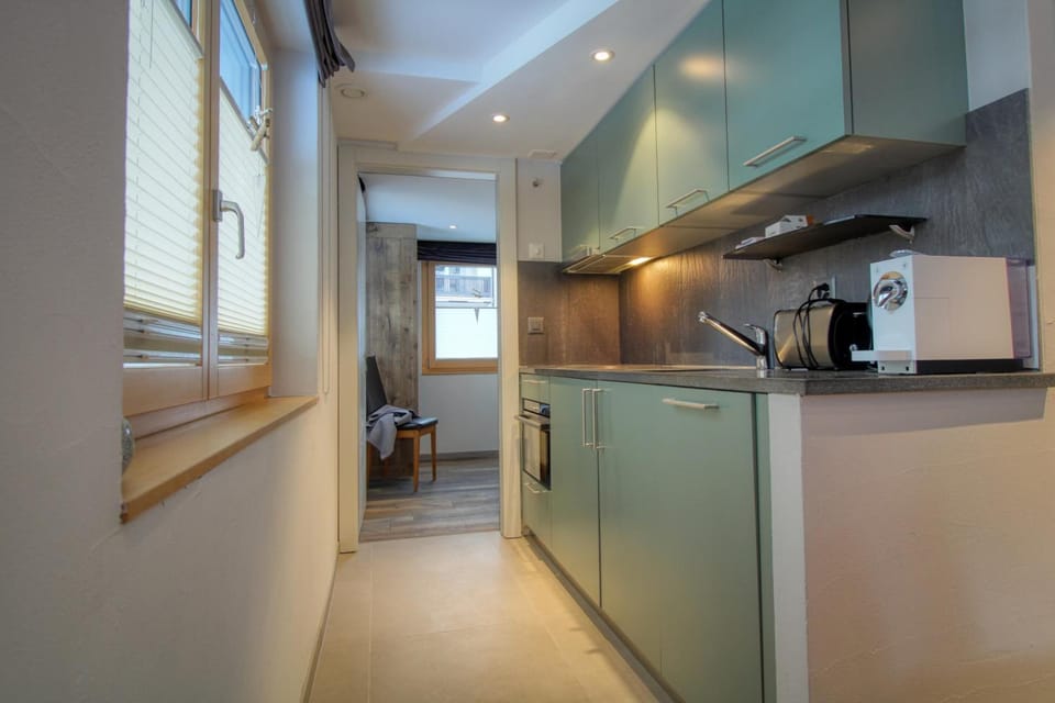Coffee/tea maker, full-size fridge, microwave, oven